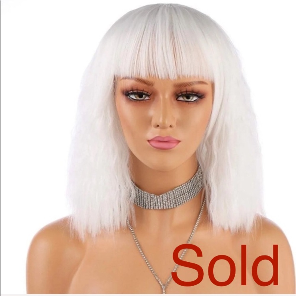 Short white wig w/free hair net